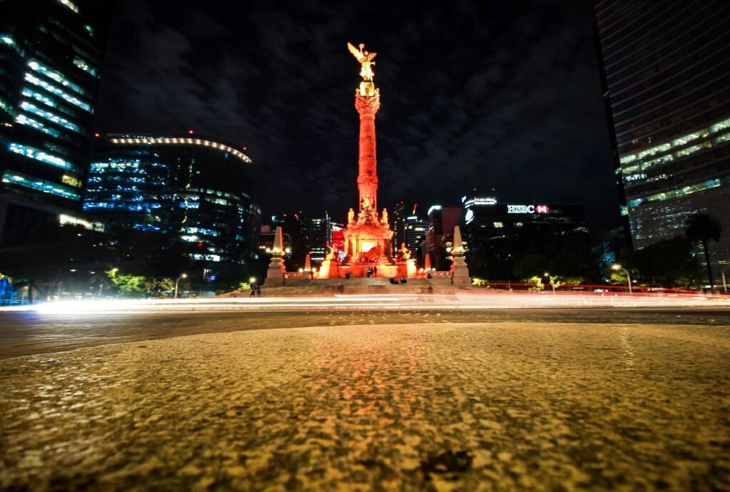 Ángel de la independencia in Mexico City at night.